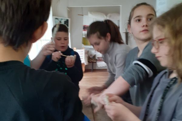 sursa-fb-monica-dusan-atelier-muzeul-brad-26-apr-2023-490CDF469-32B7-A800-480F-928E69C9848F.jpg