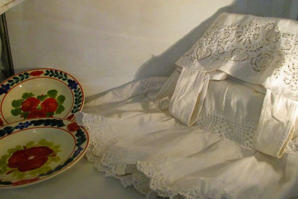 expozitia-dantela-si-rafinament-muzeul-etnografie-brad-15E704619-9722-DC30-1C71-A1C75A553978.jpg