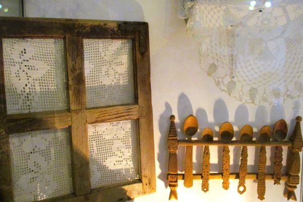 expozitia-dantela-si-rafinament-muzeul-etnografie-brad-279761605-4B33-9946-0B3C-959DDB3D3841.jpg
