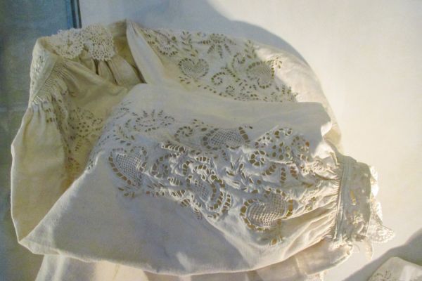 expozitia-dantela-si-rafinament-muzeul-etnografie-brad-5FE63CF5F-D978-A40F-00BA-7C798377A2FB.jpg