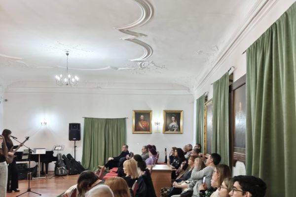 concertmc2025-9A26CC15A-873F-7A99-C5B2-28E8380B042C.jpg