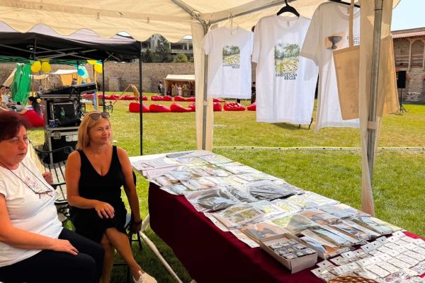 festival-regatul-dac-2026-stand-483AAEE43B-D07A-0325-5746-B9567E7FF30C.jpg